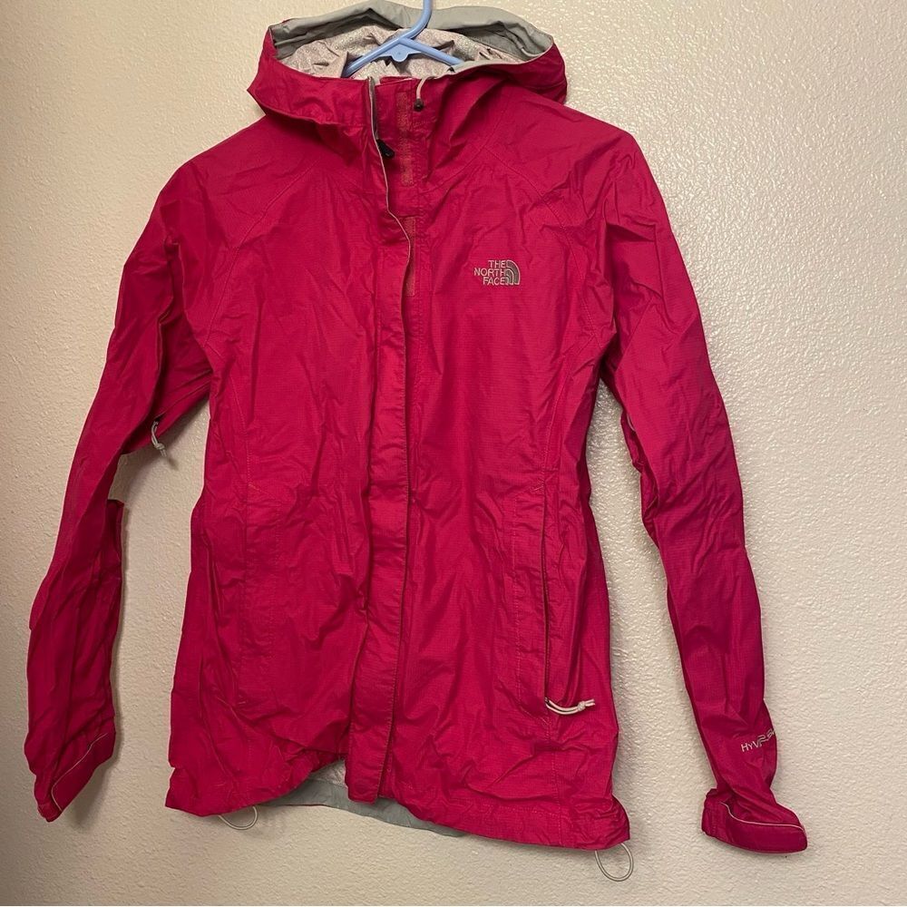 The North Face women’s Hyvent 2.5L waterproof nylon rain Jacket hot pink - S